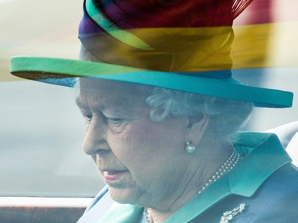 Im Fenster der Scheibe spiegelt sich eine Deutschlandfahne. Die Queen ist in Frankfurt angekommen. 