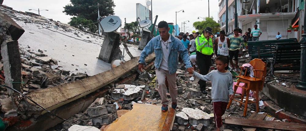 Überlebende in den Trümmern in der Stadt Pedernales in Ecuador.