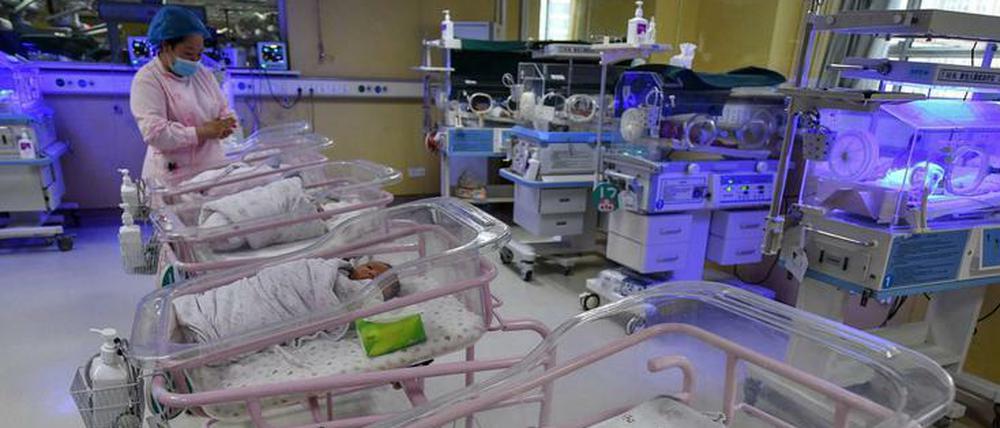 Eine Krankenschwester kümmert sich Neugeborene in einem Krankenhaus in Fuyang.