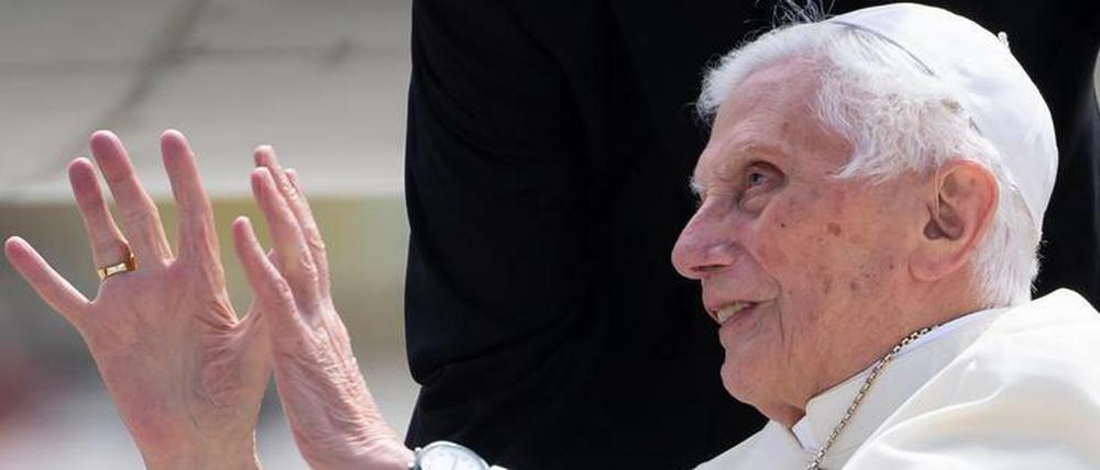 Der emeritierte Papst Benedikt XVI. winkt am Flughafen München im Juni 2020.