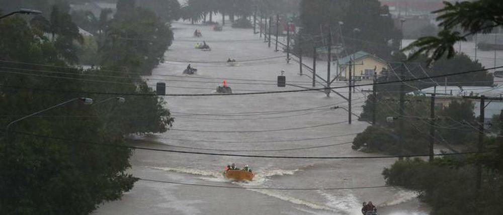 Boote fahren auf überschwemmten Straßen in der Stadt Lismore im Nordosten von New South Wales. 