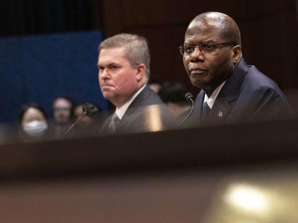 Der Vizedirektor des Marine-Geheimdienstes (ONI), Scott Bray und der Pentagon-Mitarbeiter Ronald Moultrie bei der Anhörung.