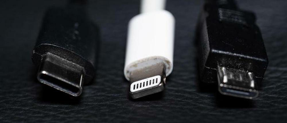USB-C (links) soll in der EU ab Mitte 2024 als Standard-Ladebuchse genutzt werden. 