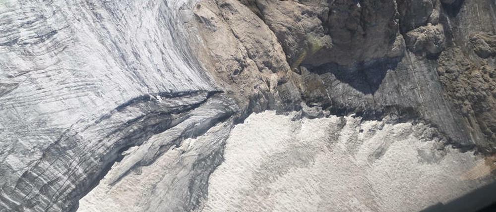Eine Luftaufnahme einer neuen Gletscherspalte an der Marmolata in Norditalien. 