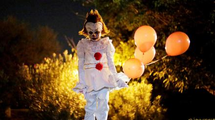 Ein kleiner Junge als tanzender Clown Pennywise bei einer Halloweenparty in Mexico.