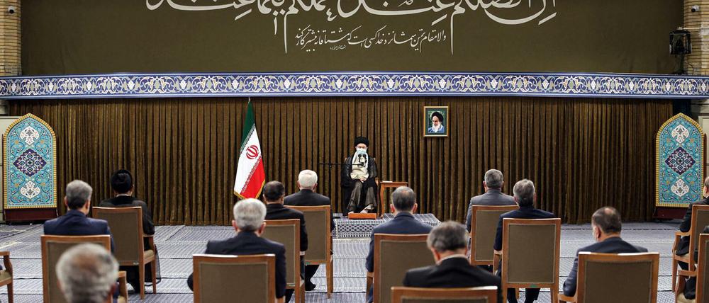 Der Obersten Führers des Iran Ayatollah Ali Khamenei (Mitte) während eines Treffens mit dem Präsidenten und seinem Kabinett in der Hauptstadt Teheran.