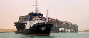 Das Containerschiff „MV Evergiven“ versperrt die Durchfahrt im Suez-Kanal.