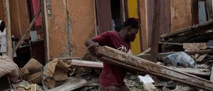 In Port-au-Prince verwüstete „Matthew“ 90 Prozent aller Häuser und Hütten, die Schulen, den Friedhof und die beiden Kirchen.