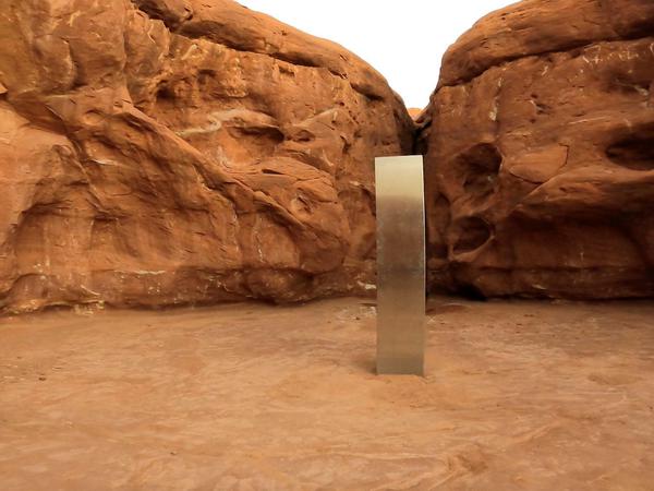 Der Metall-Monolith in der Red Rock Desert, Utah machte den Anfang.