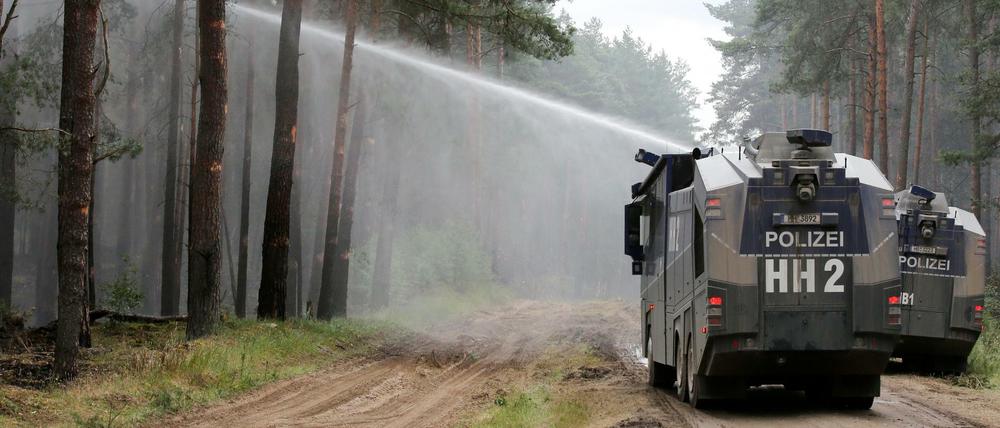 Mit Wasserkanonen löscht die Polizei den Waldbrand bei Lübtheen.