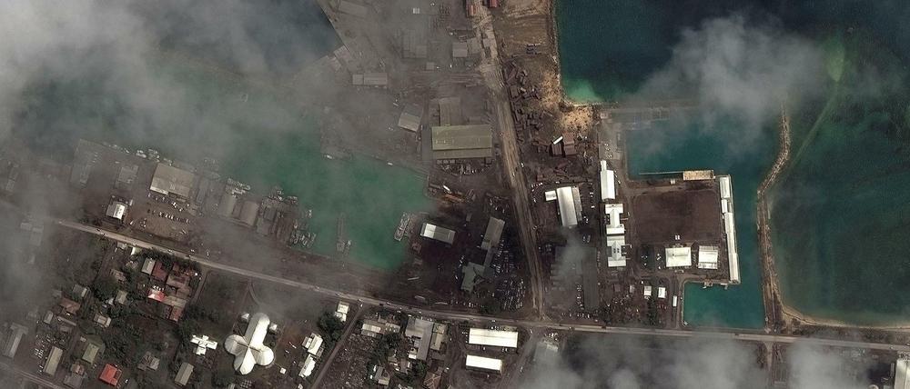 Satellitenbild von Schäden auf einer Insel von Tonga 