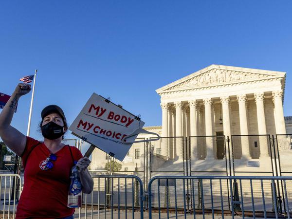 Eine Frau protestiert für das Recht auf Abtreibung vor dem Supreme Court in Washington, DC.