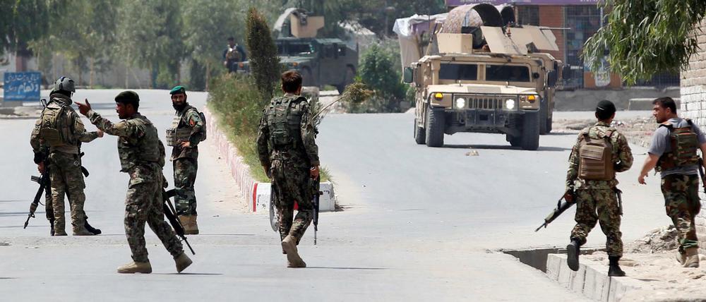 Soldaten der Afghanischen Nationalarmee (ANA) kommen am 11. Juli am Ort des Anschlags an.