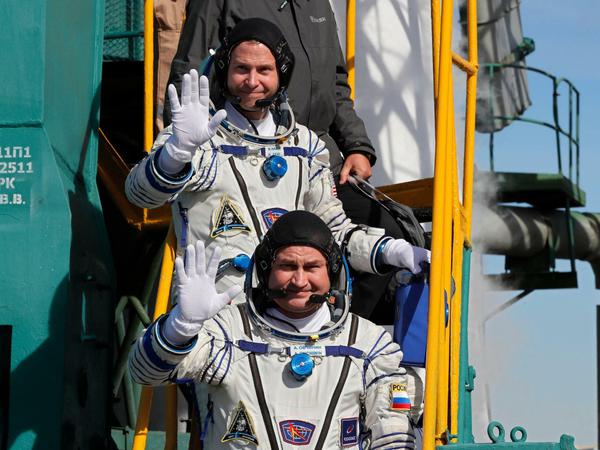 Die Raumfahrer Nick Hague (oben) und Alexei Owtschinin vor dem Start