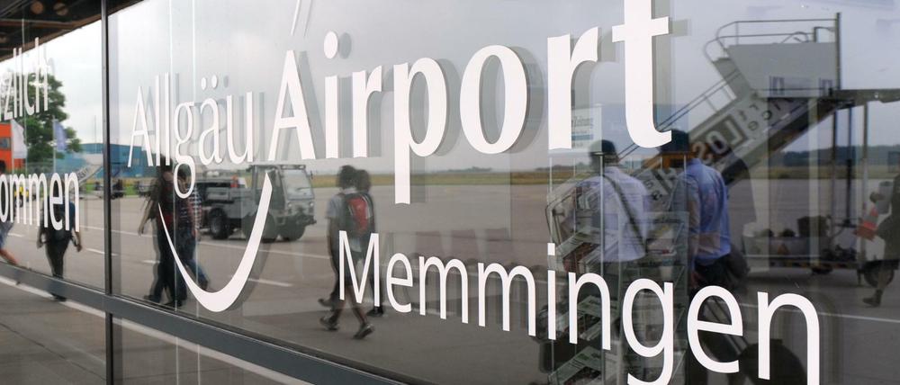 Logo und Schriftzug des Allgäu Airport am Terminal des Flughafens Memmingen. 