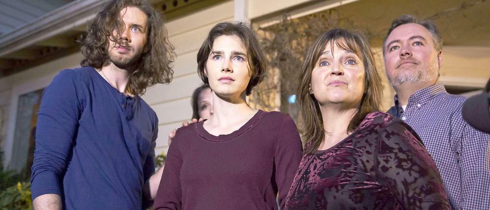 Amanda Knox trat am Freitagnacht mit ihrer Familie in Seattle vor die Presse