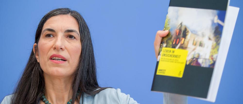 Die Generalsekretärin von Amnesty International in Deutschland, Selmin Caliskan (r), stellt am Donnerstag in Berlin in der Bundespressekonferenz den neuen Bericht zu rassistischer Gewalt in Deutschland vor.