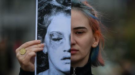 Aktivistinnen der „Declic“-Bewegung prangern in Bukarest häusliche Gewalt an.