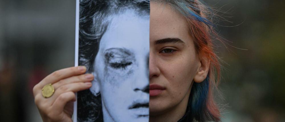 Aktivistinnen der „Declic“-Bewegung prangern in Bukarest häusliche Gewalt an.