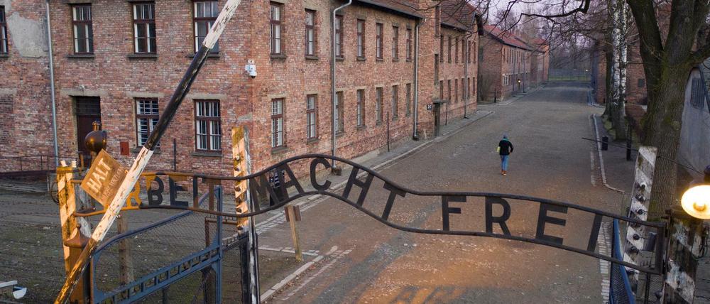Der Eingang zum ehemaligen Konzentrationslager Auschwitz I  zeigt die Aufschrift „Arbeit macht frei“.