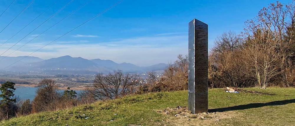Der Monolith tauchte plötzlich auf einem Hügel in Piatra Neamt in Rumänien auf.
