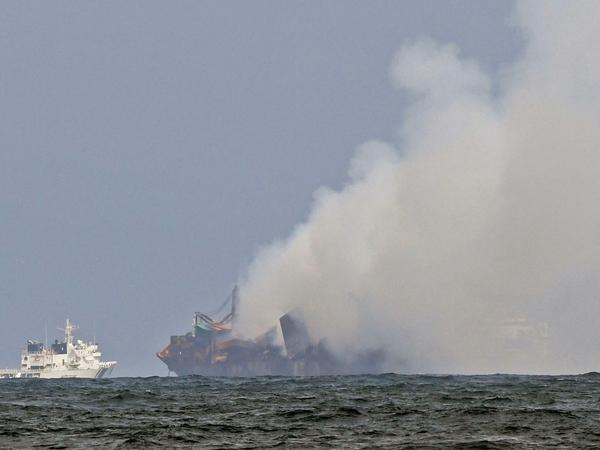 Das Schiff war beladen mit 1486 Containern mit 25 Tonnen teils gefährlichen Chemikalien. 