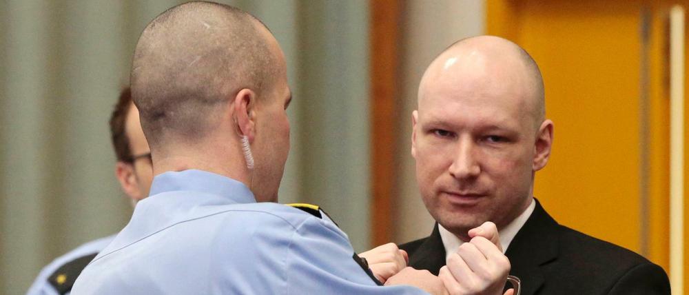 Der verurteilte Terrorist Anders breivik beim Prozessbeginn im norwegischen Skien. Er klagt wegen "unmenschlicher Haftbedingungen".