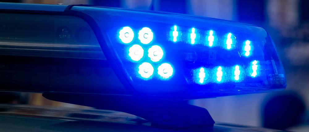 Ein Blaulicht der Polizei leuchtet auf. Die Zahl der Angriffe gegen Polizisten ist in den vergangenen Jahren in Sachsen-Anhalt gestiegen. 