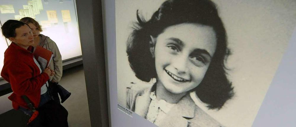Besucher betrachten die Sonderausstellung mit einem Bild von Anne Frank im Juni 2009 in der Gedenkstätte Bergen-Belsen.