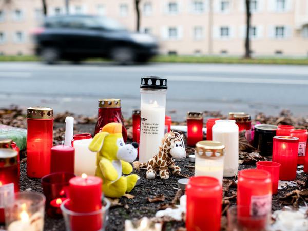 Kerzen und Blumen liegen an der Unfallstelle, an der am 15.11. ein 14-Jähriger zu Tode gekommen ist.