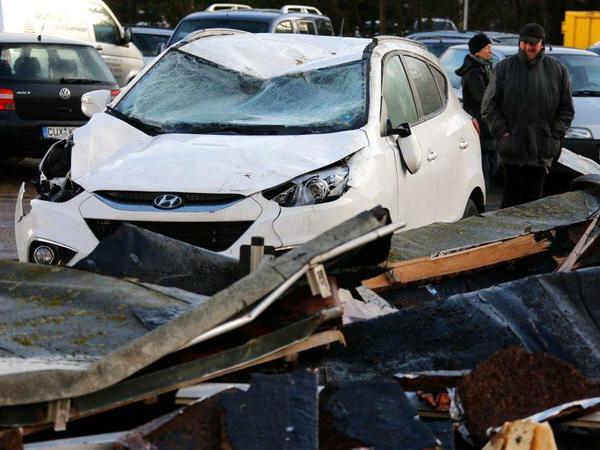 In Cuxhafen wurde dieses Auto von einem herabfallenden Dach getroffen.