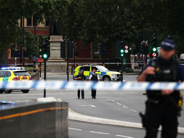 Die britische Polizei sperrte die Gegend um das Parlamentsgebäude ab.