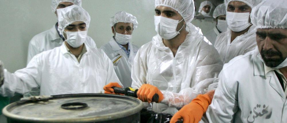 Iranische Atomwissenschaftler im Forschungszentrum der Uranumwandlungsanlage im Kernkraftwerk Isfahan. 