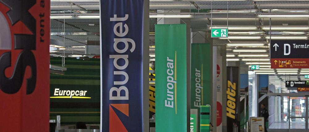 Die Schalter verschiedener Mietwagen-Anbieter am Flughafen Köln Bonn.