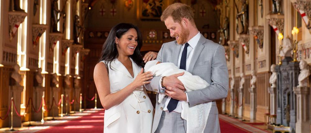 Prinz Harry von Großbritannien und Meghan, Herzogin von Sussex, halten ihren Sohn im Arm. 