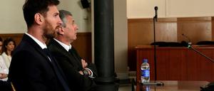 Lionel Messi (links) sitzt am Mittwoch mit seinem Vater Jorge Horacio Messi im Gerichtssaal.