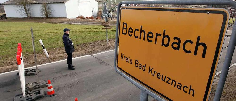 Nach dem Fund von hochexplosivem Sprengstoff und anderen Kriegswaffen ist am Samstag in Rheinland-Pfalz ein ganzes Dorf evakuiert worden.