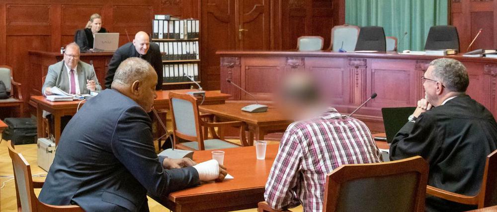 Der wegen Mordes angeklagte Boujemaa L. sitzt zu Prozessbeginn den Sitzungssaal im Landgericht Bayreuth. 