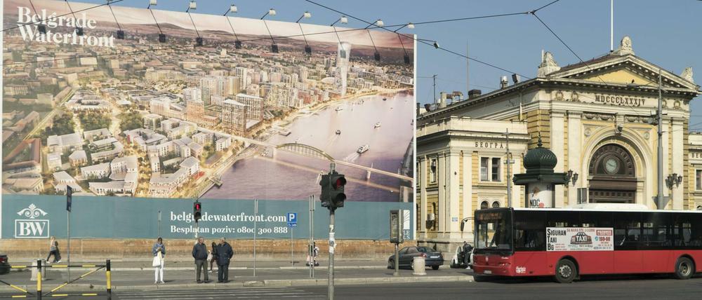 Auf riesigen Plakaten wird für das Projekt "Belgrad am Wasser" geworben - auch neben dem Hauptbahnhof, der keiner mehr ist.