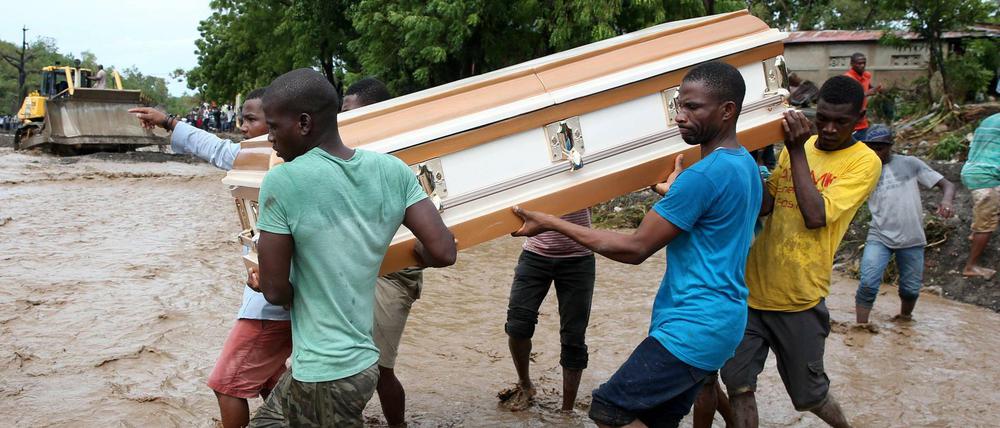 Haiti ist erneut schwer von einer Naturkatastrophe getroffen. Und muss bei der Beerdigung der Toten improvisieren.