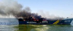 In Brand geschossenes ukrainisches Patrouillenboot im Asowschen Meer nahe Mariupol. 