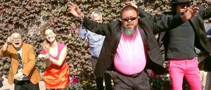 Tanz gegen die Diktatur. Ai Weiwei mit Anhängern beim "Gangnam Style".