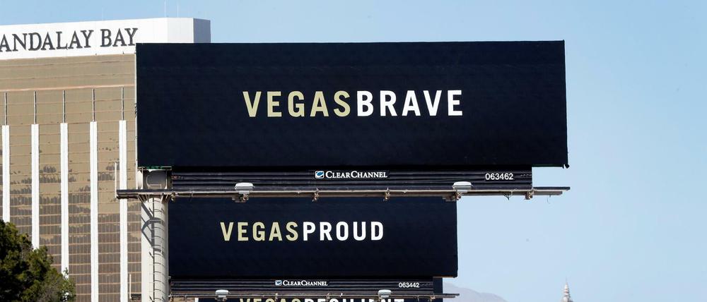 Botschaften auf Werbetafeln neben dem "Mandalay Bay"-Hotel sollen die Bewohner von Las Vegas trösten und zusammenbringen. 