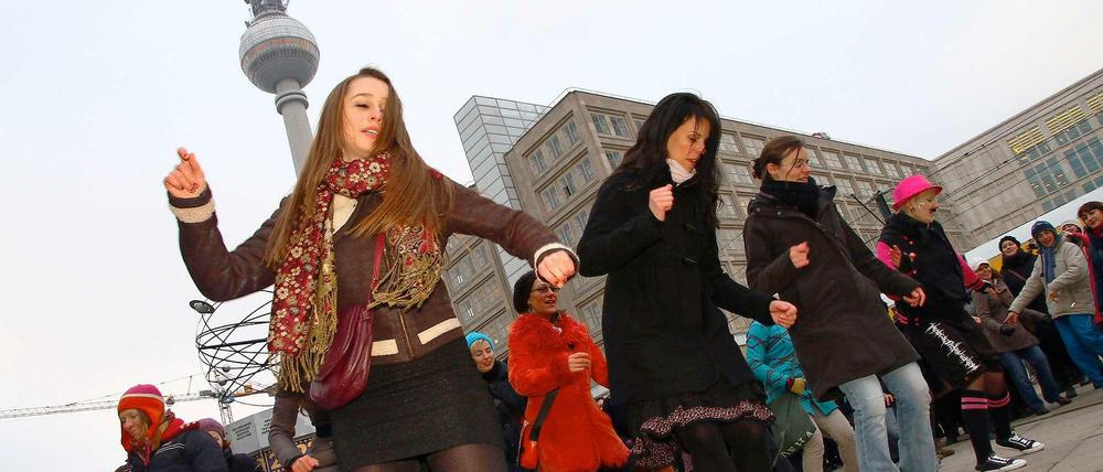Bei einem Flashmob am Alexanderplatz haben sich am Donnerstagnachmittag Frauen und ein paar Männer in Berlin getroffen, um als Teil der weltweiten Bewegung "One Billion Rising" eine einstudierte Choreografie zu tanzen. Überall auf der Welt haben Frauen am Valentinstag gegen die Gewalt demonstriert, die sie in ihrem Alltag erleiden. 