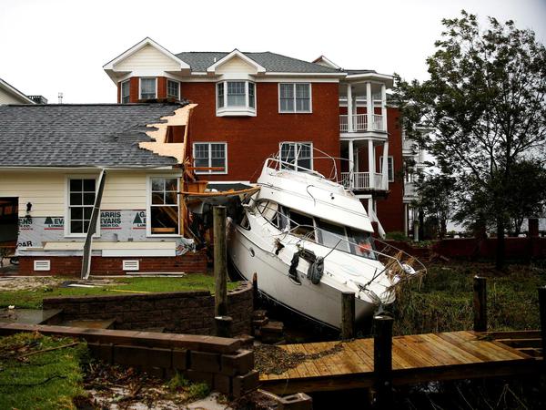 New Bern, North Carolina: Ein Boot wurde von Hurrikan "Florence" in einen Garten gedrückt.