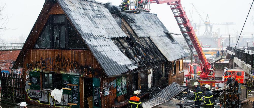 Der in der Hamburger Musik- und Künstlerszene sehr bekannte "Golden Pudel Club" ist in der Nacht bei einem Brand zerstört worden.