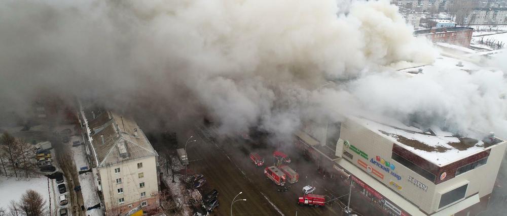 Dieses vom Katastrophenschutzministerium Russlands zur Verfügung gestellte Foto zeigt den Rauch, der über dem Einkaufszentrum zu sehen ist.