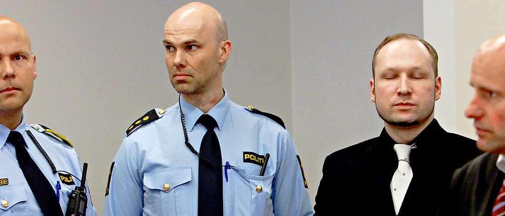 Breivik ist wegen Terrorismus und vorsätzlichen Mordes angeklagt. Auch am kommenden Montag soll er noch einmal befragt werden.
