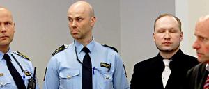 Breivik ist wegen Terrorismus und vorsätzlichen Mordes angeklagt. Auch am kommenden Montag soll er noch einmal befragt werden.
