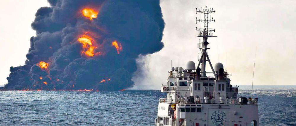 Der vor mehr als einer Woche in Brand geratenen Öltanker "Sanchi" im chinesischen Meer.